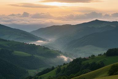 Montañas verdes del País Vasco fotografiadas al amanecer