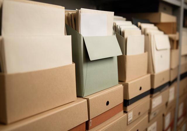 Cajas de negativos y sobres de fotografías organizados en un archivo de Arriaga
